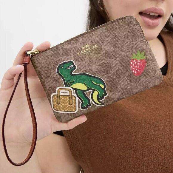 NWT Coach Corner Zip Wristlet In Signature Canvas With Sticker Print Rexy TRex - Picture 4 of 5